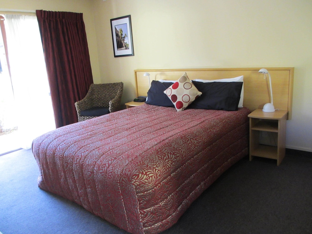 Alhambra Oaks Motor Lodge 6/41