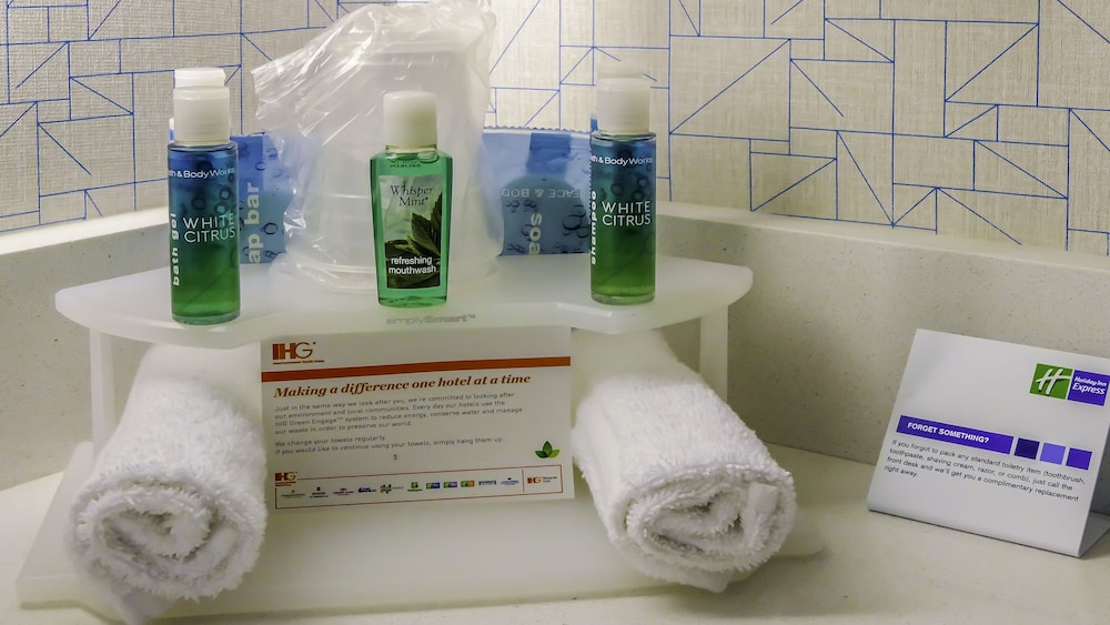 Holiday Inn Express & Suites Miami Airport East 33/69