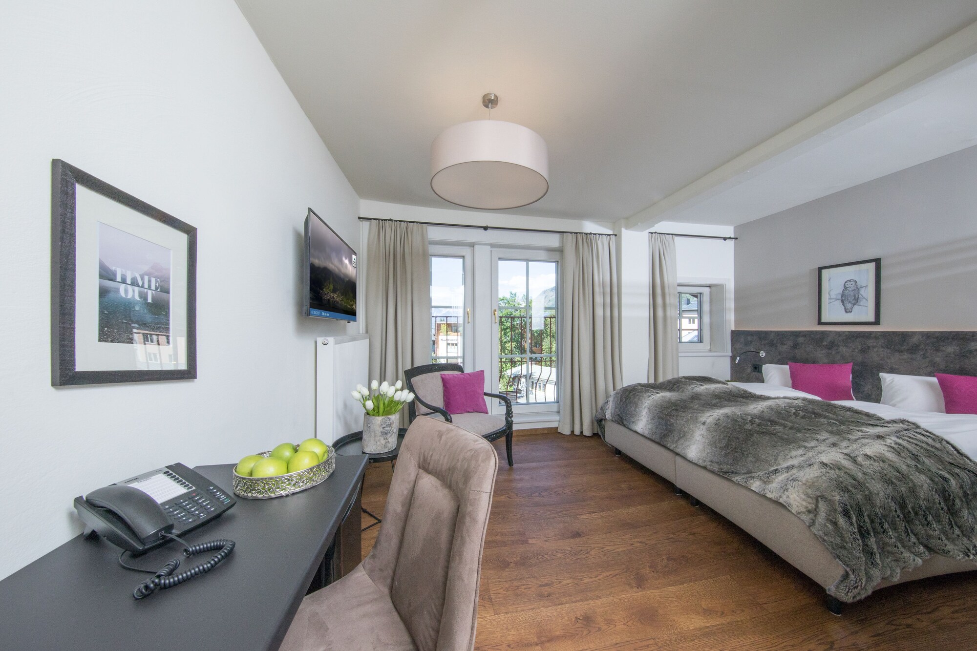DELUXE, DOUBLE BED, JETTED TUB, BATHTUB