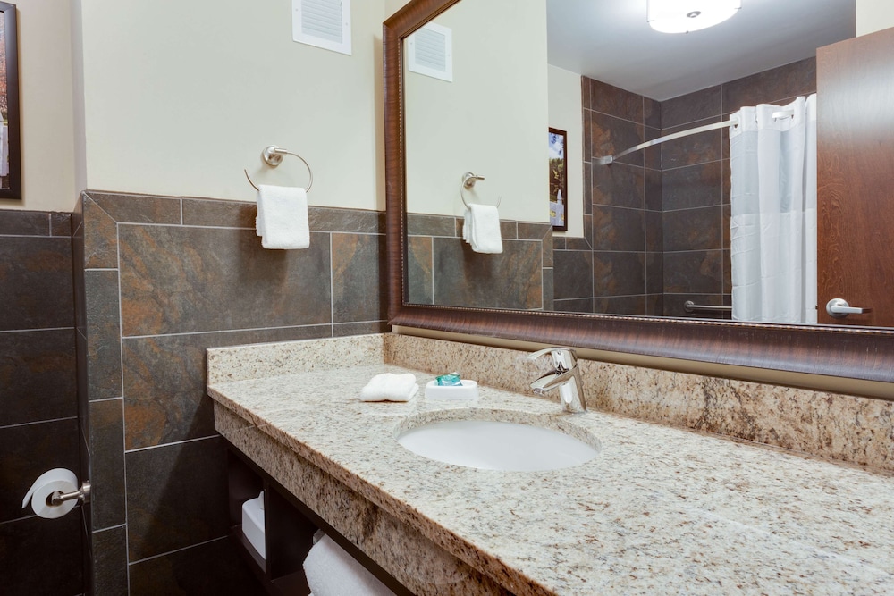 جناح بسريرين كوين بغرفتين مع أريكة في طابق مرتفع لذوي الإعاقة، Drury Inn & Suites Dallas Frisco 3/3