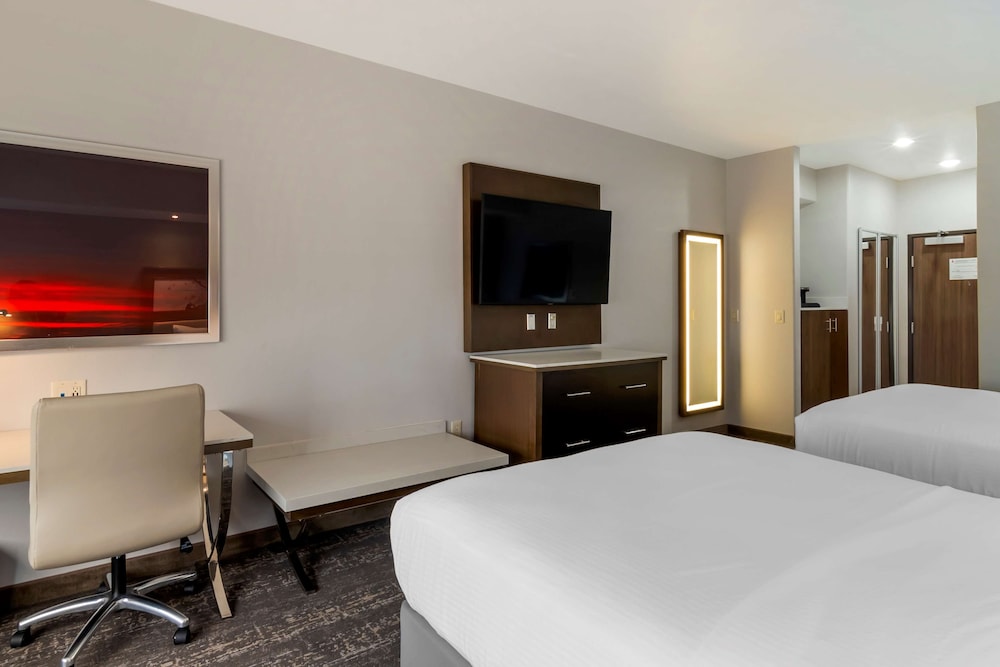 Best Western Premier Liberty Inn & Suites 20/48