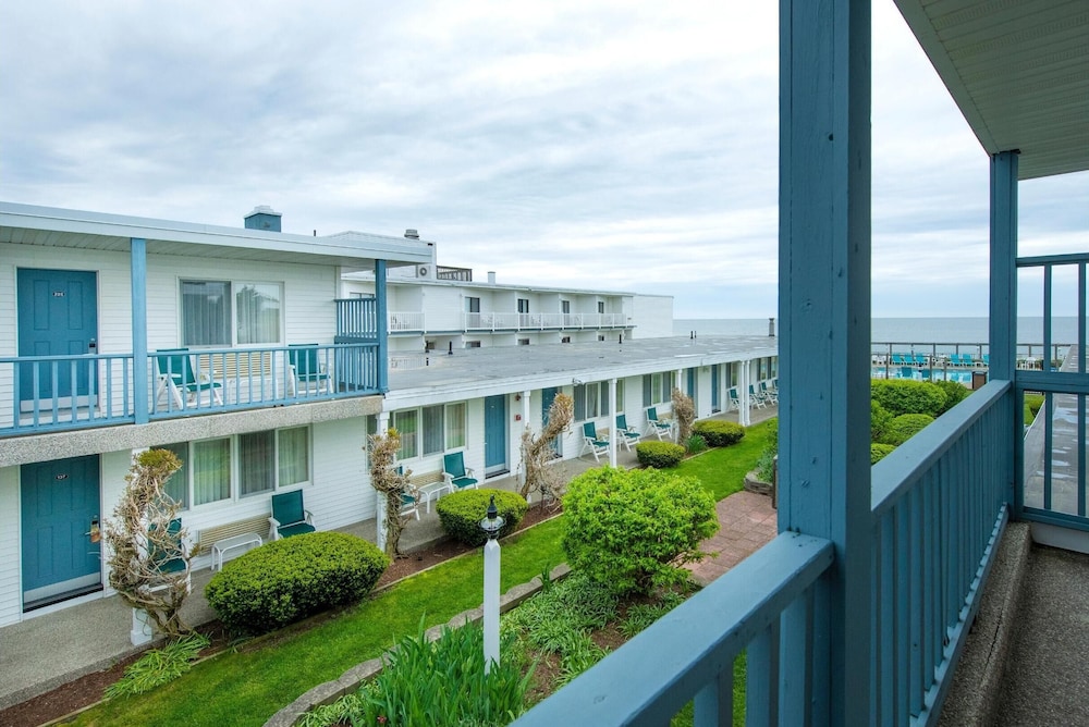 Blue Water Resort on the Ocean 4/79