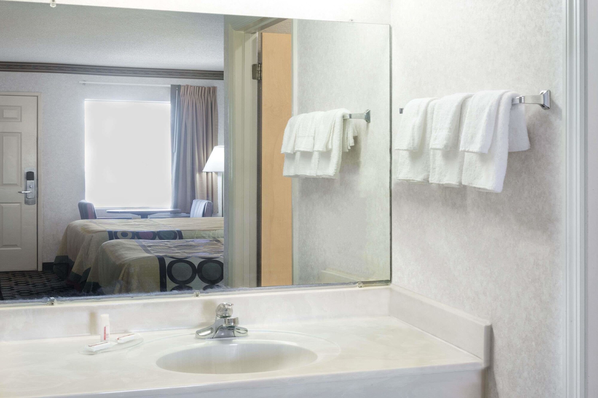 غرفة بسريرين مزدوجين، Super 8 By Wyndham Ashburn 7/7