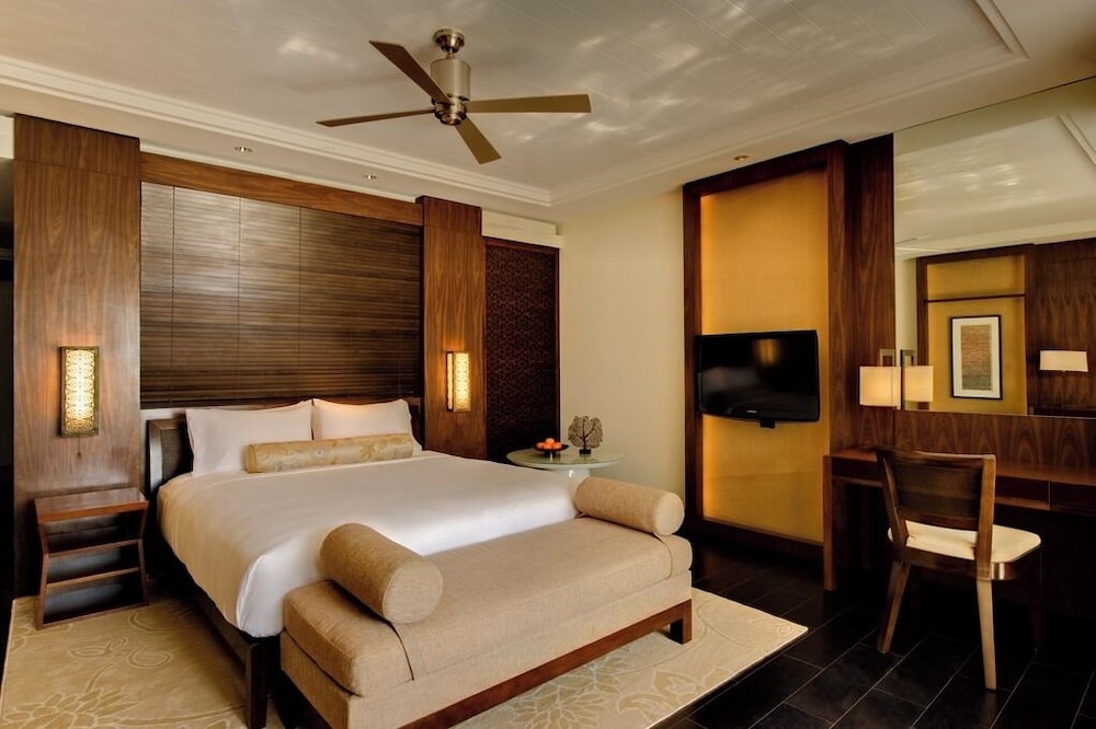 غرفة بسرير كينج بإطلالة على المسبح بشرفة، GRAND HYATT GOA 9/10