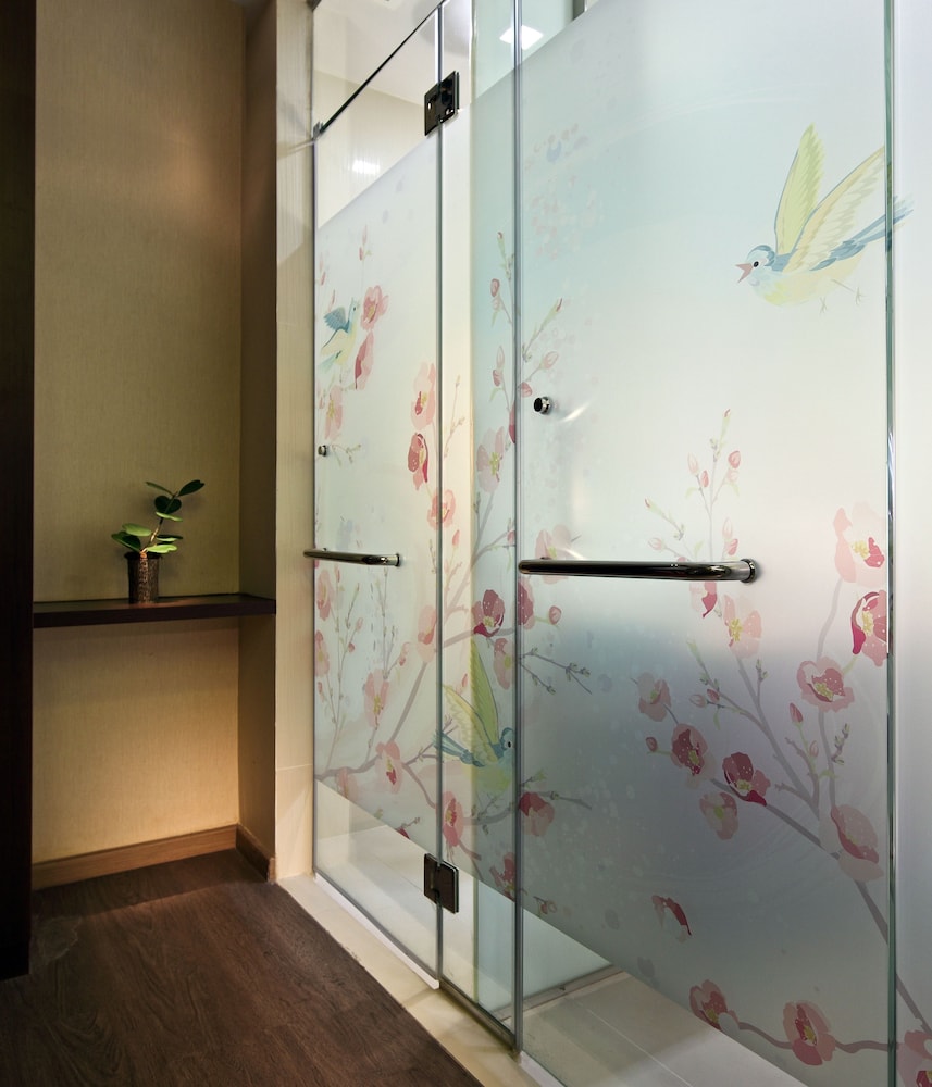 HOTEL CLOVER 5 HONGKONG STREET 10/37