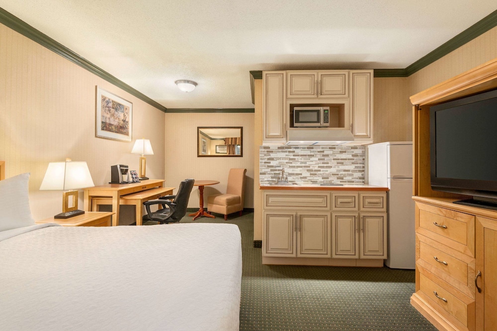 Travelodge by Wyndham Dawson Creek 12/24