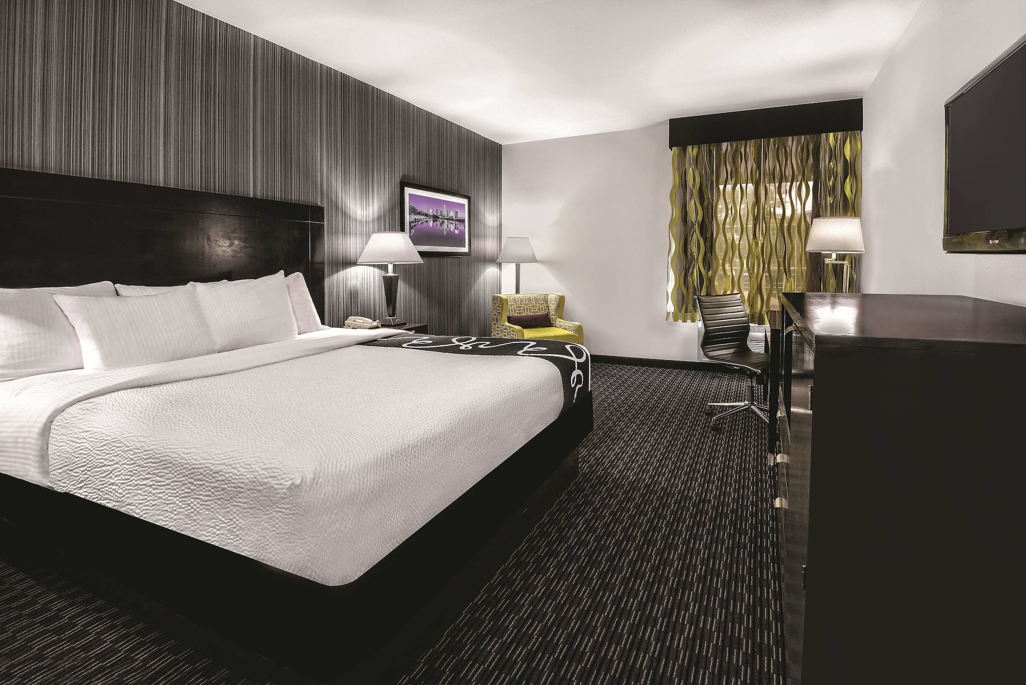 EXECUTIVE, KING BED