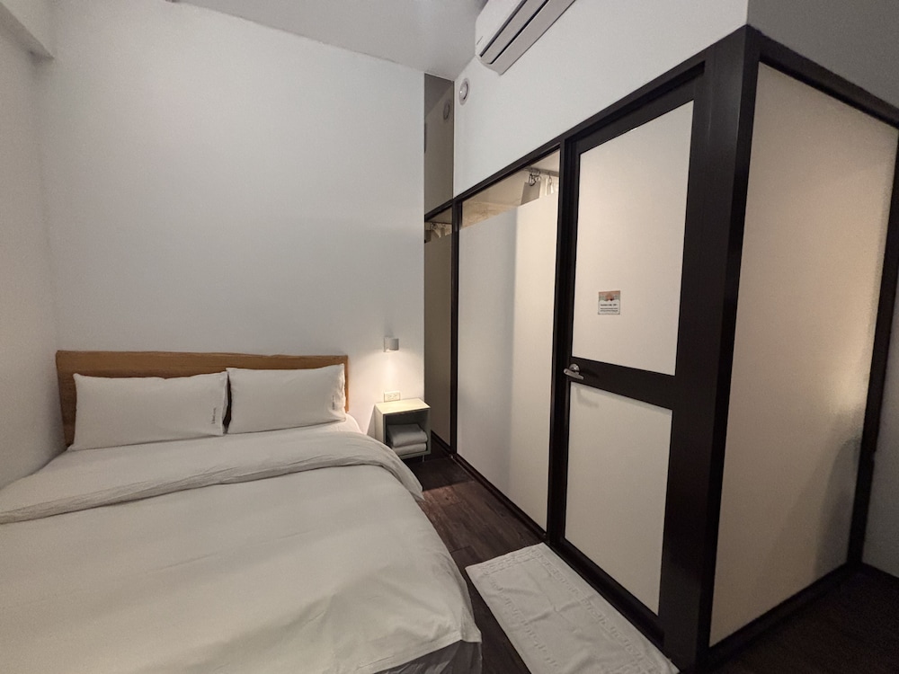 ROOM, DOUBLE BED, NO WINDOW, PRIVATE BATHROOM