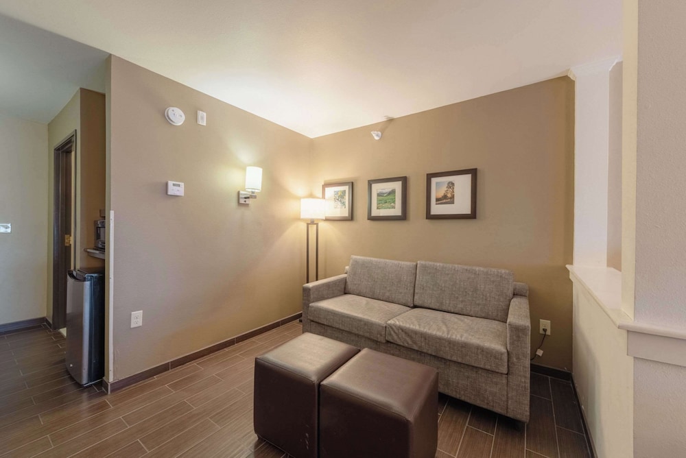 Comfort Inn Suites 46/75
