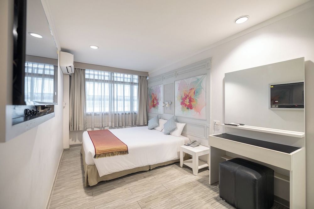 STANDARD, QUEEN BED