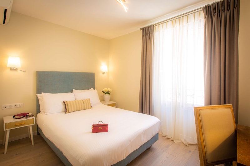 HOTEL LES ARMOIRIES 26/66