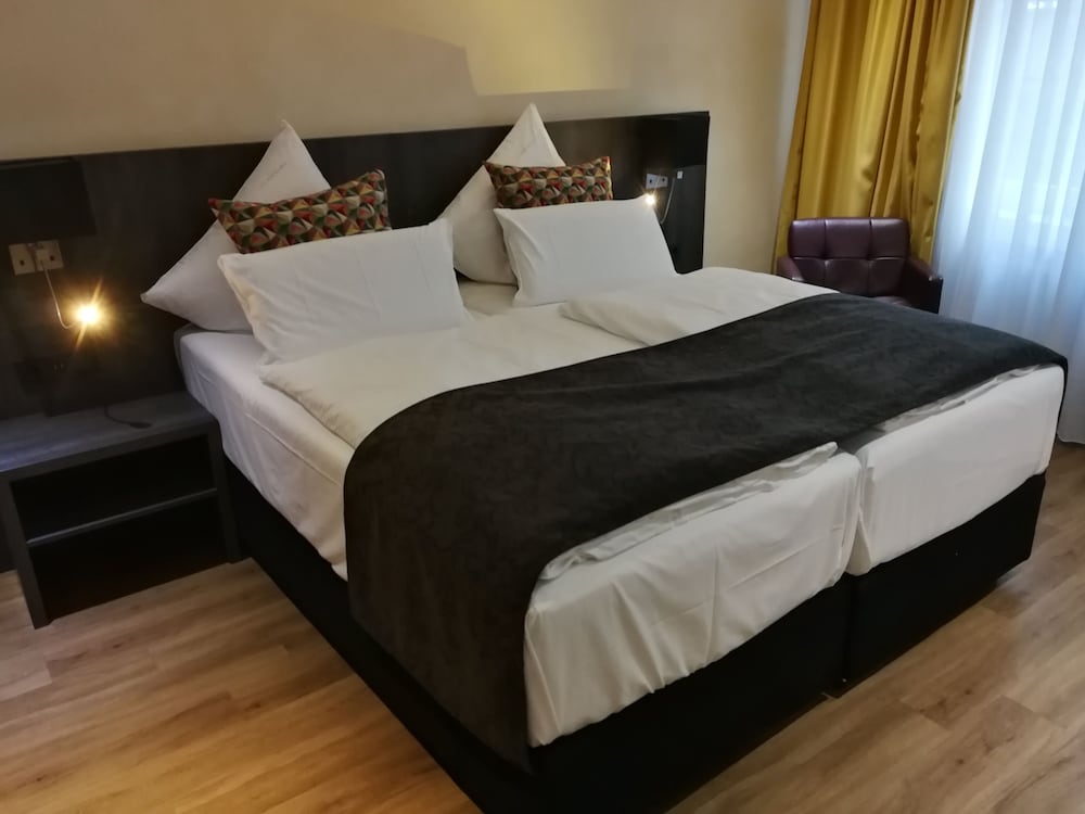 DELUXE, DOUBLE BED