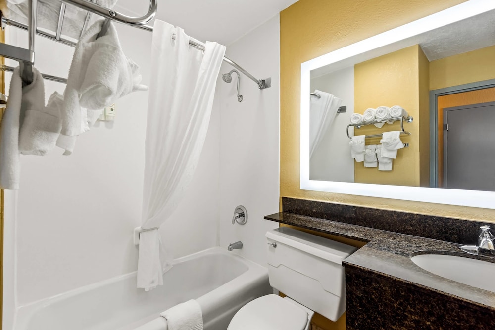 Quality Inn Fort Dodge 57/59