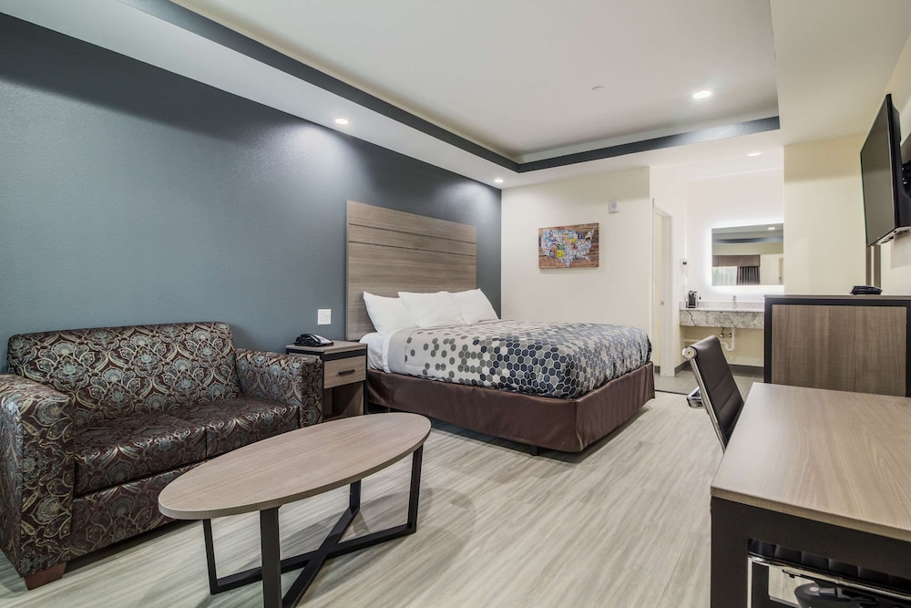 Econo Lodge Inn and Suites Humble Fm1960 Iah Airport 16/27