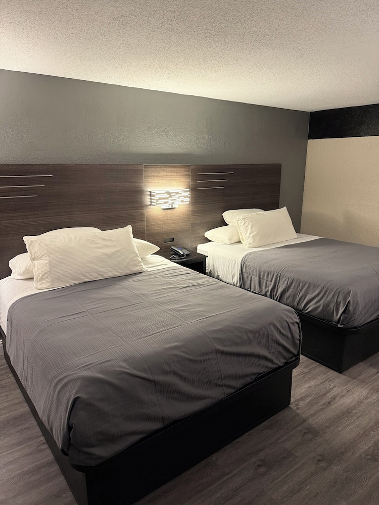 Lx Hotel A Travelodge By Wyndham 31/70