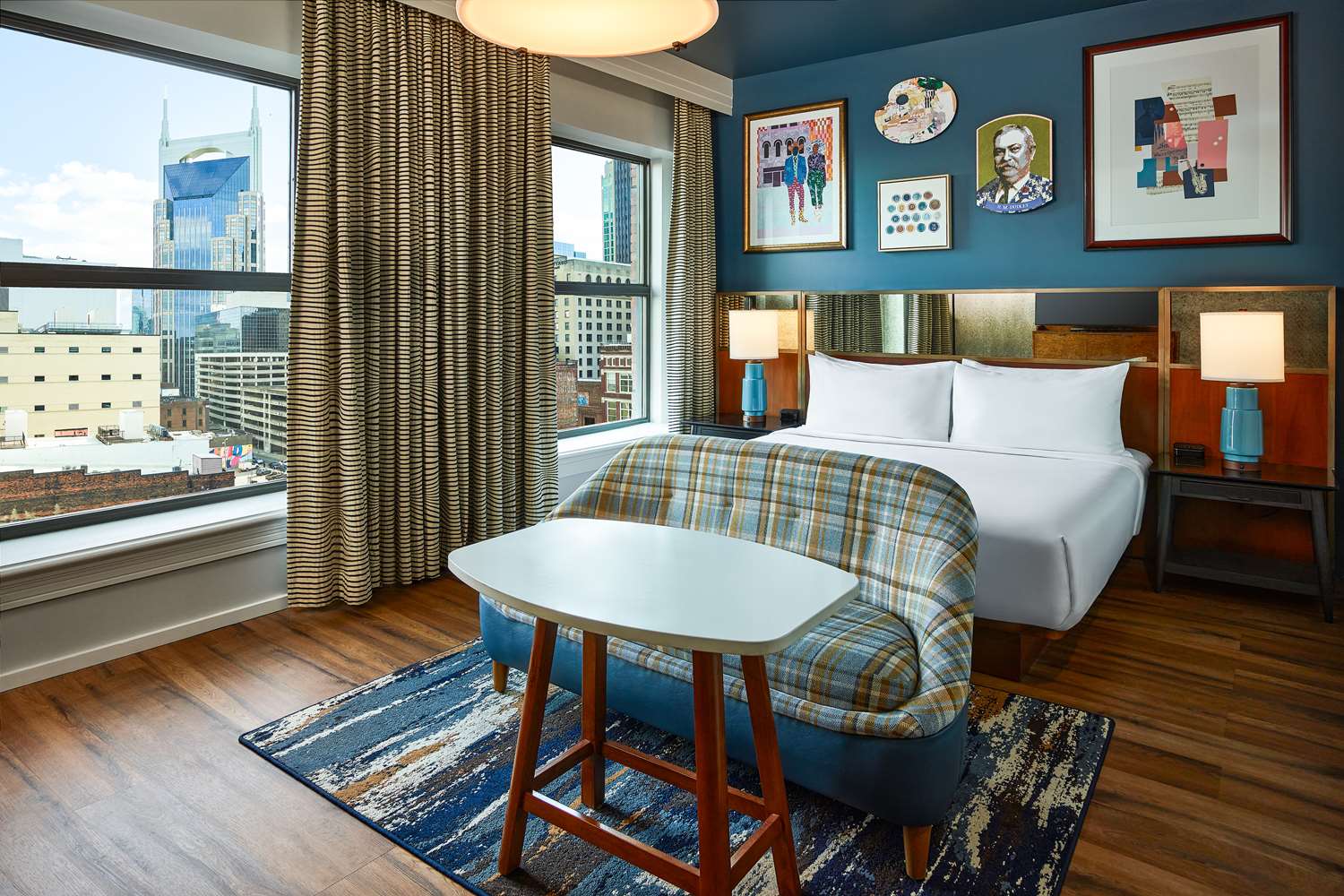 DELUXE, KING BED, ACCESSIBLE
