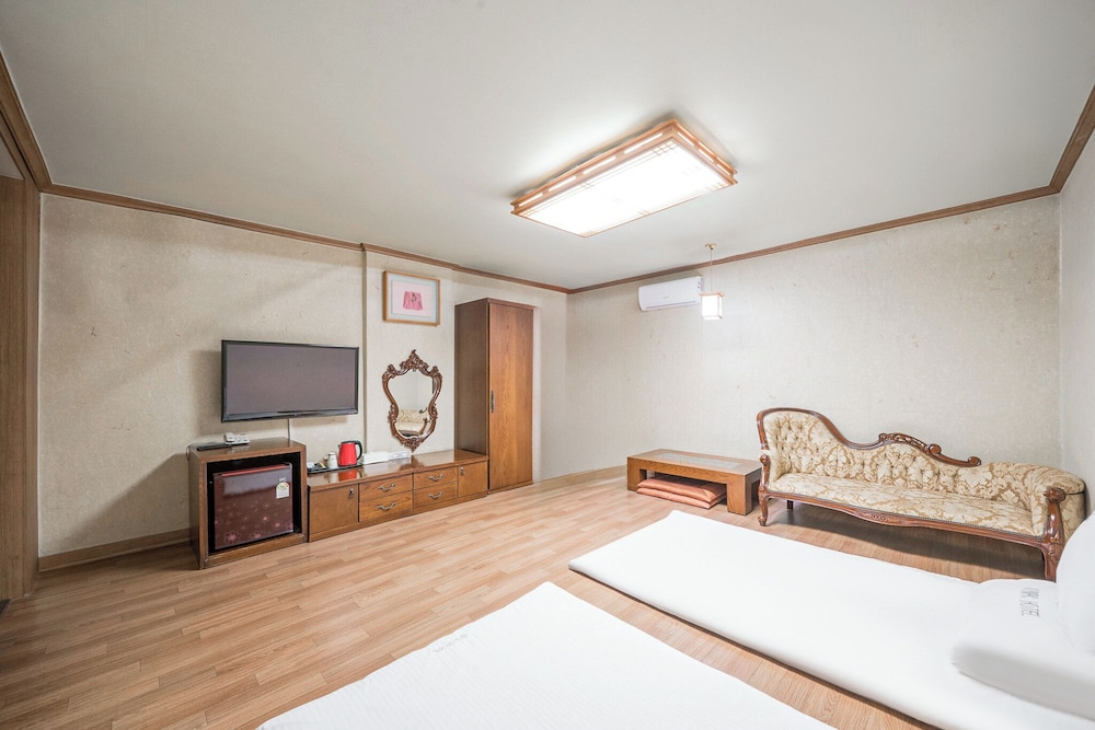 Olympic Hotel 32/49