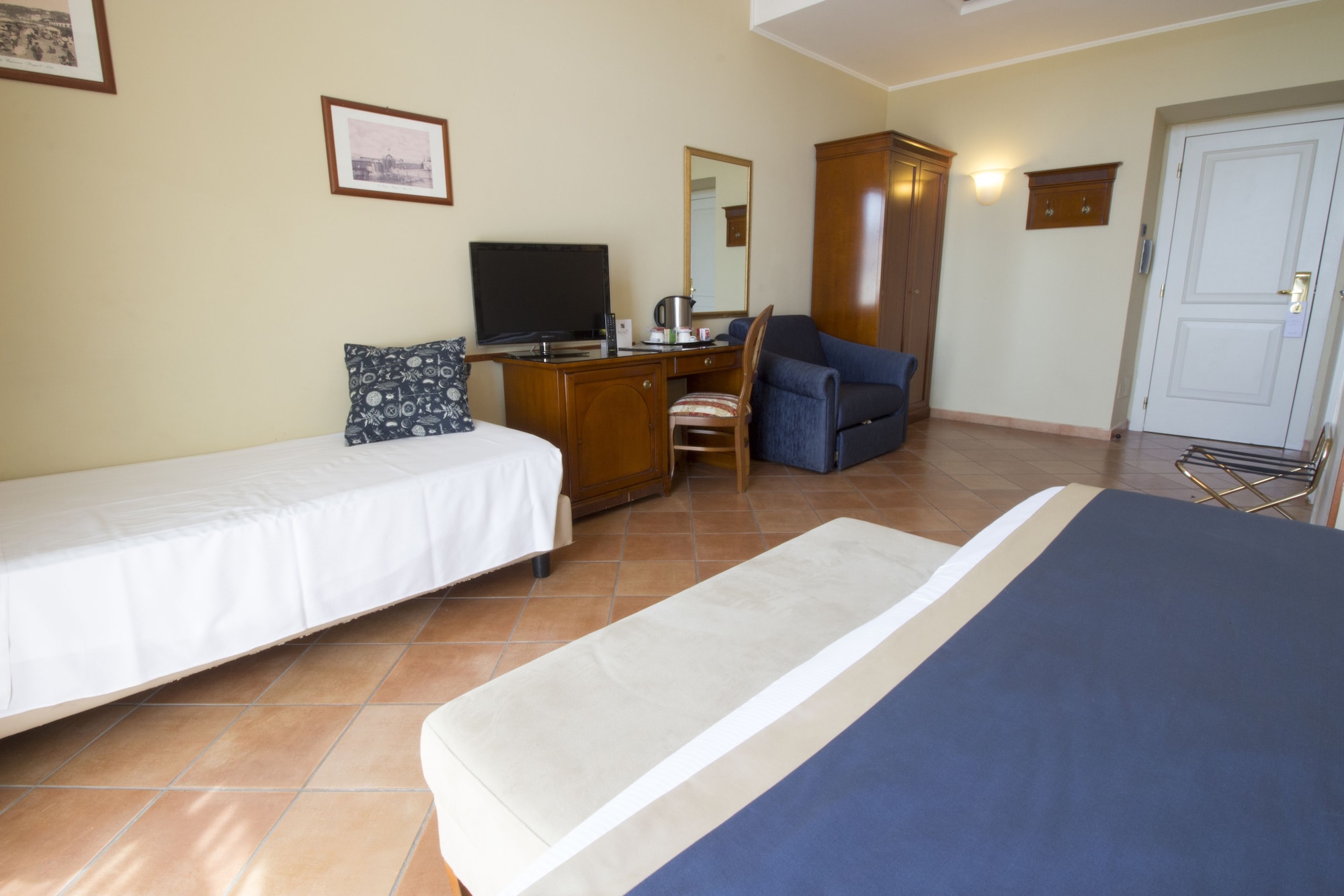 غرفة رباعية بسرير مزدوج وسريرين منفصلين، Hotel Nuvo 3/9