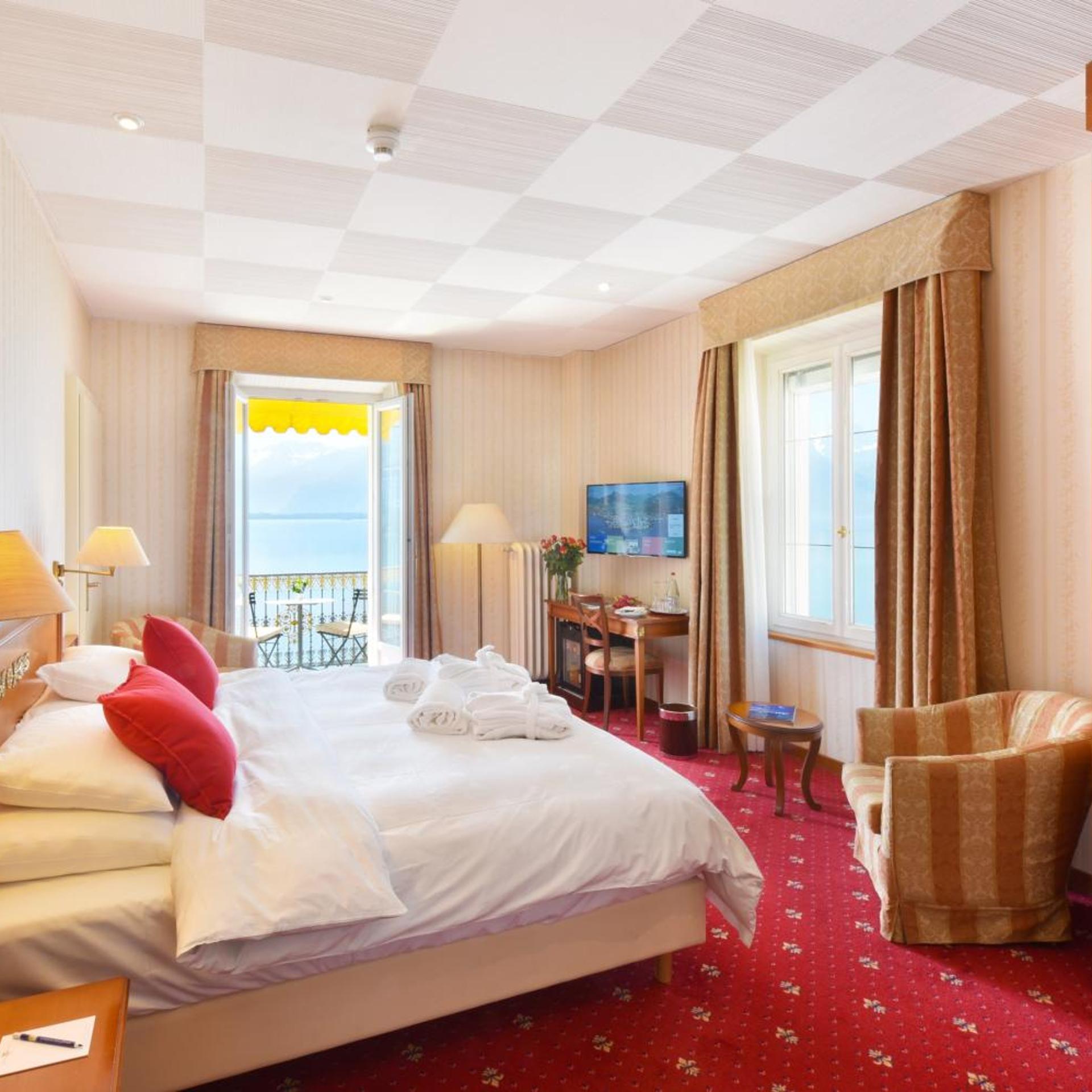غرفة ديلوكس بسرير مزدوج أو سريرين منفصلين بإطلالة على البحيرة، GOLF HOTEL RENE CAPT 2/8