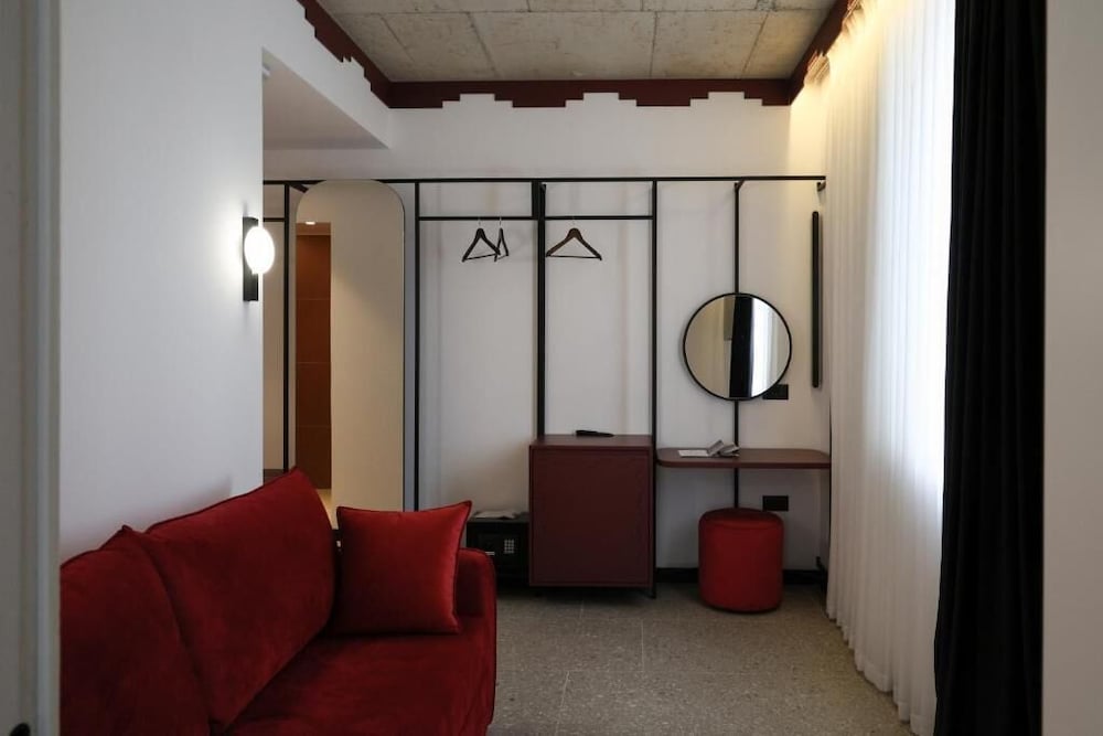 Bazaar Hotel 33/39