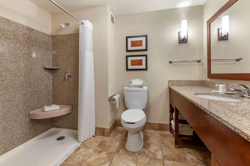 Holiday Inn Express And Suites Milwaukee Nw Park Place 13/79
