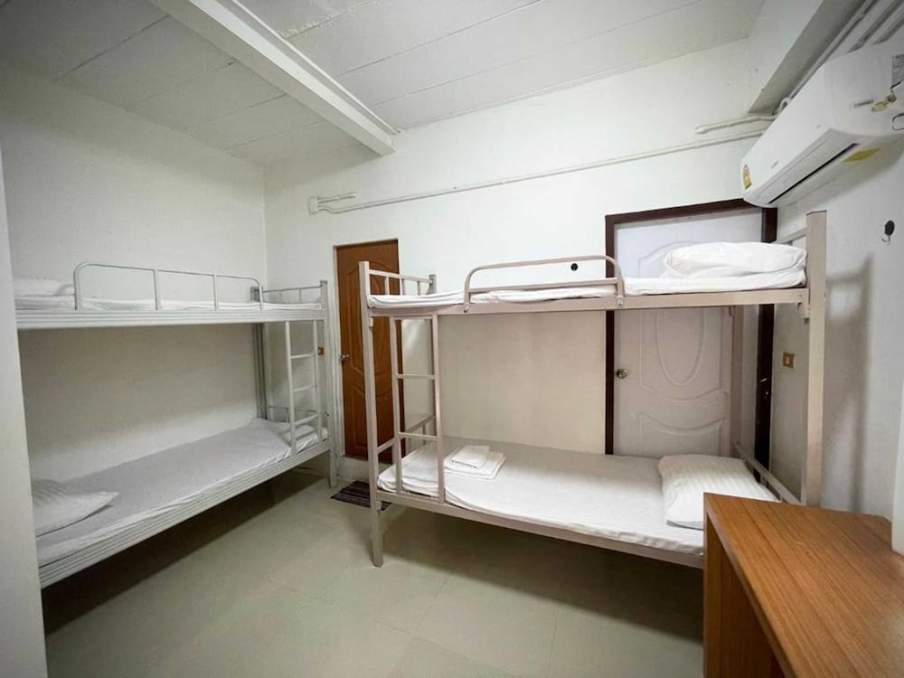 OYO 75577 Palace Hostel 30/32