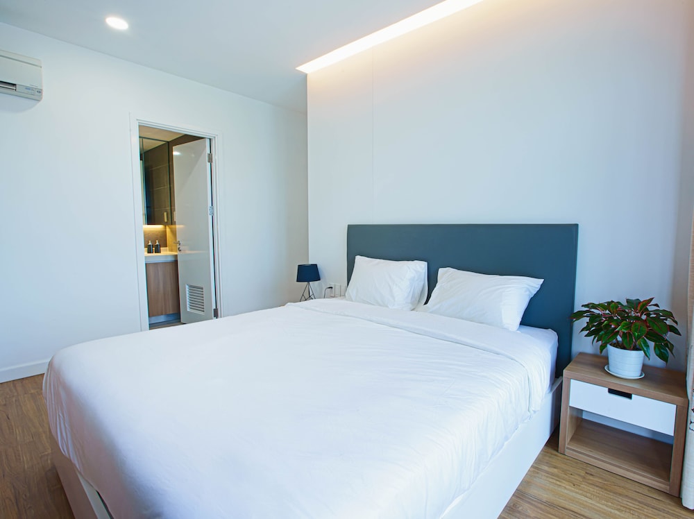 Republic Plaza Apartment 11/38