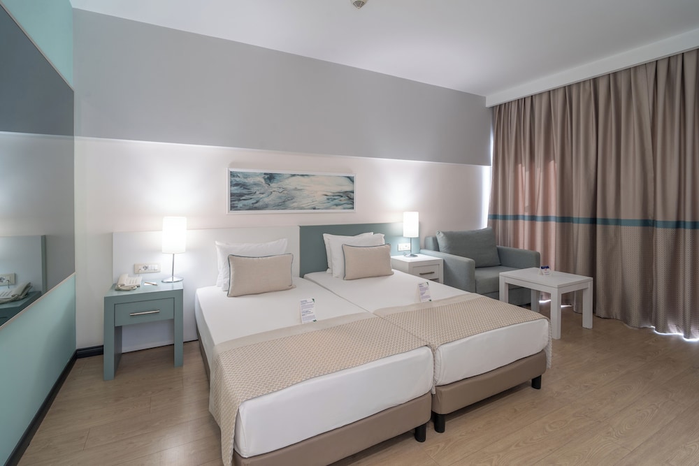 غرفة سوبيريور عائلية بسرير كوين وسريرين منفصلين بإطلالة على البحر، Arcanus Hotels Sorgun 3/6