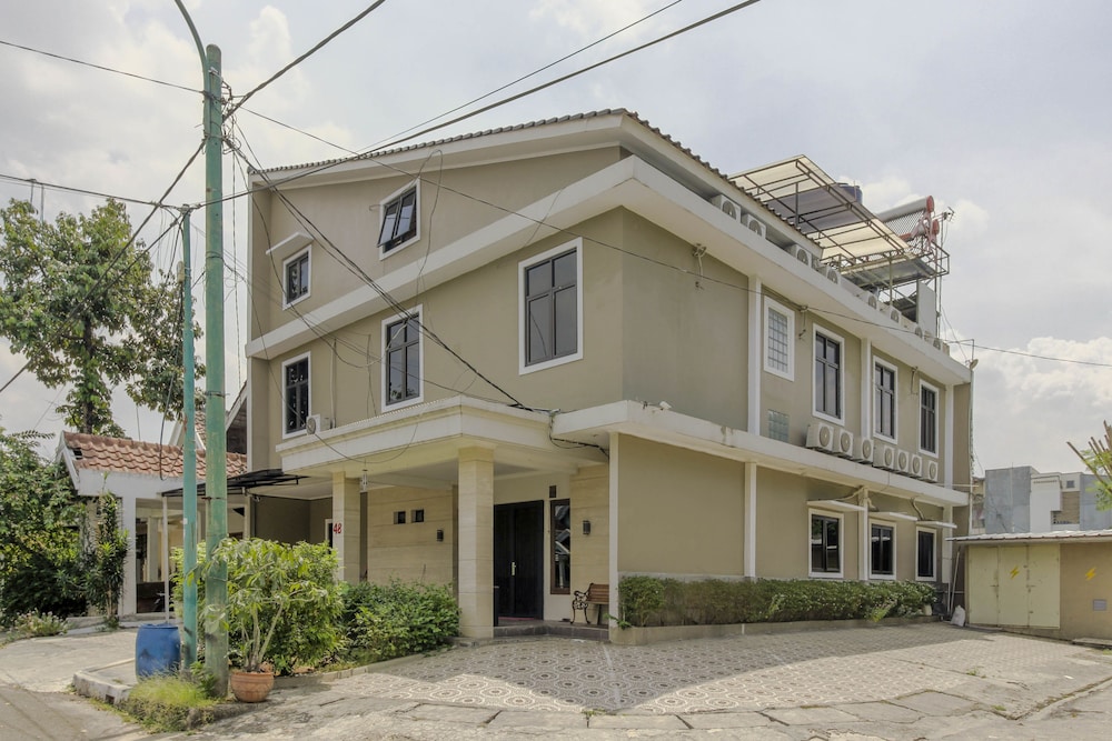 Reddoorz Plus Near Lippo Cikarang Mall 3/21