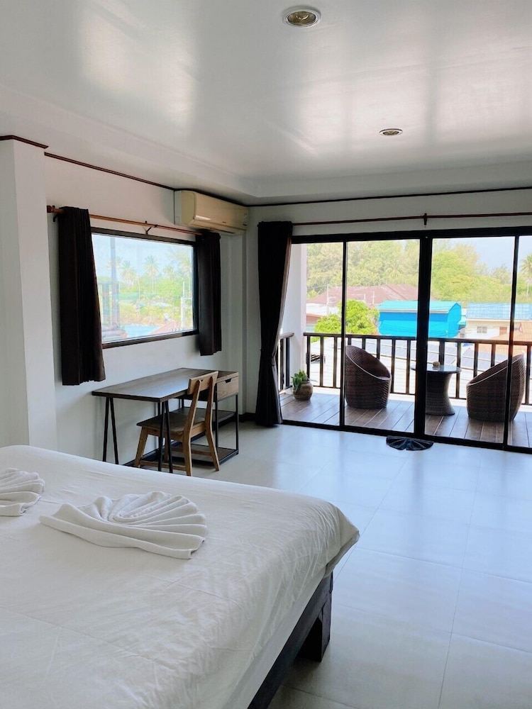 DELUXE, BALCONY