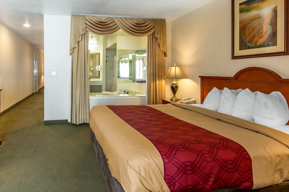 Econo Lodge Inn & Suites Riverside Corona 13/34