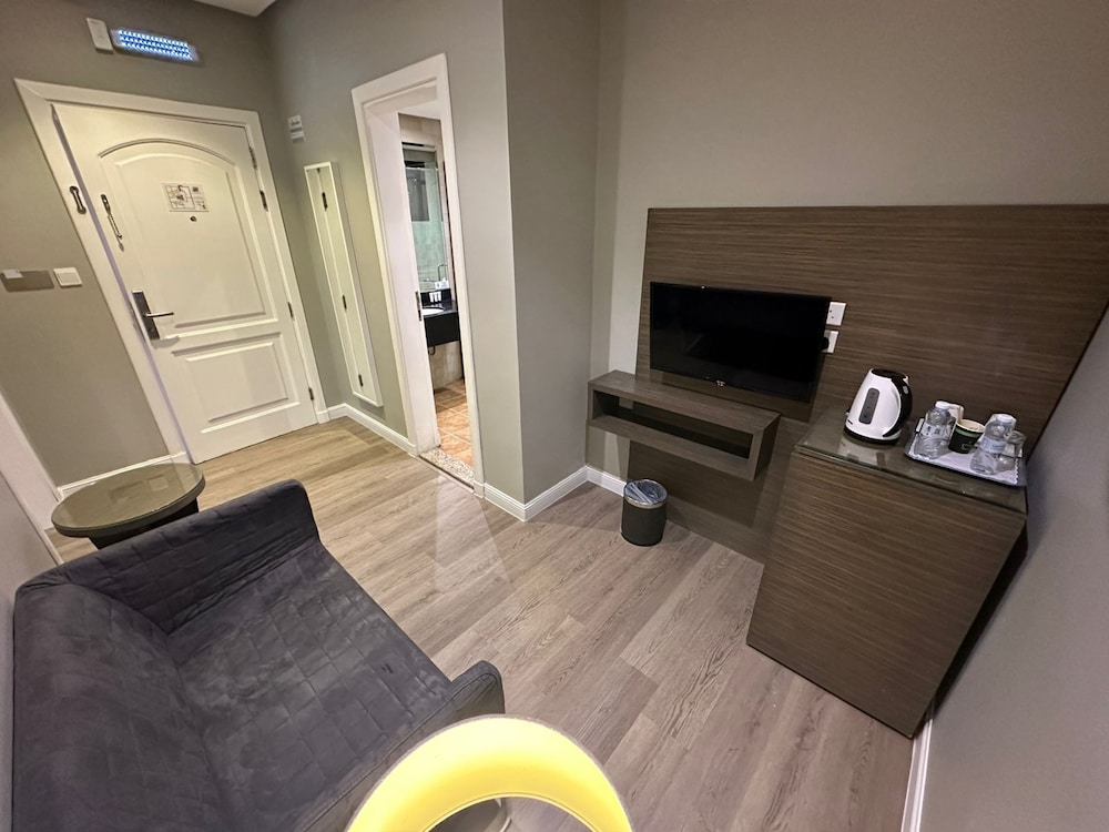 كورنيش لورين سويتس(Loren Suites Corniche) 36/50