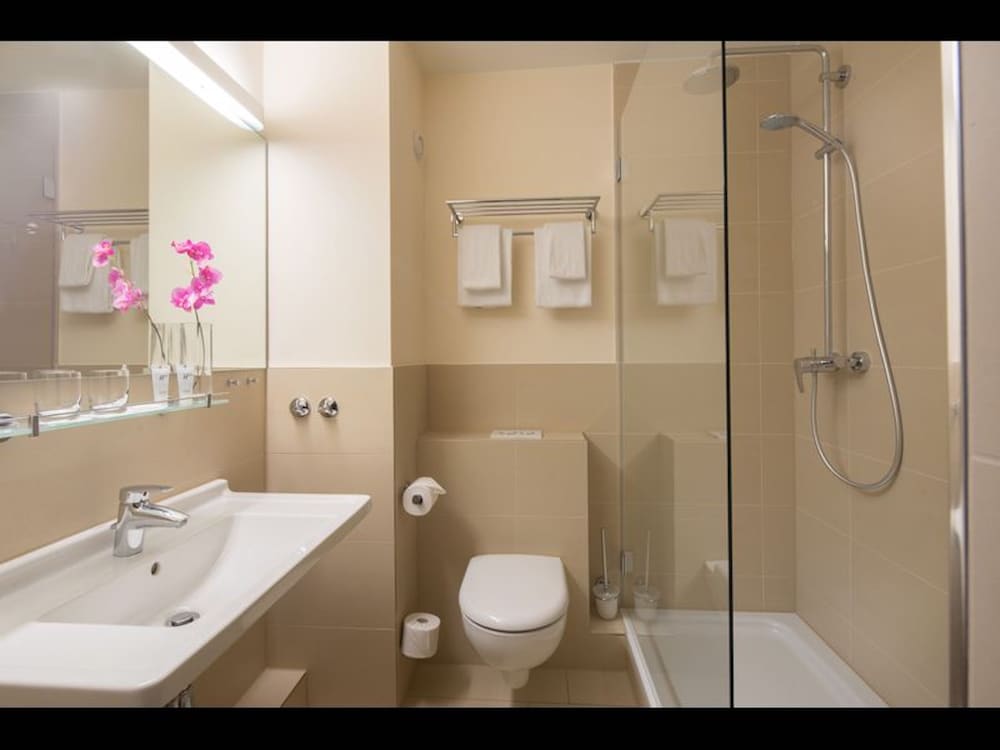 غرفة بسرير كوين بإطلالة على المدينة بشرفة بغرفة نوم واحدة، Room in B&B - Studio for 2 People in Hamburg Mitte, Cozy and Modern 5/10