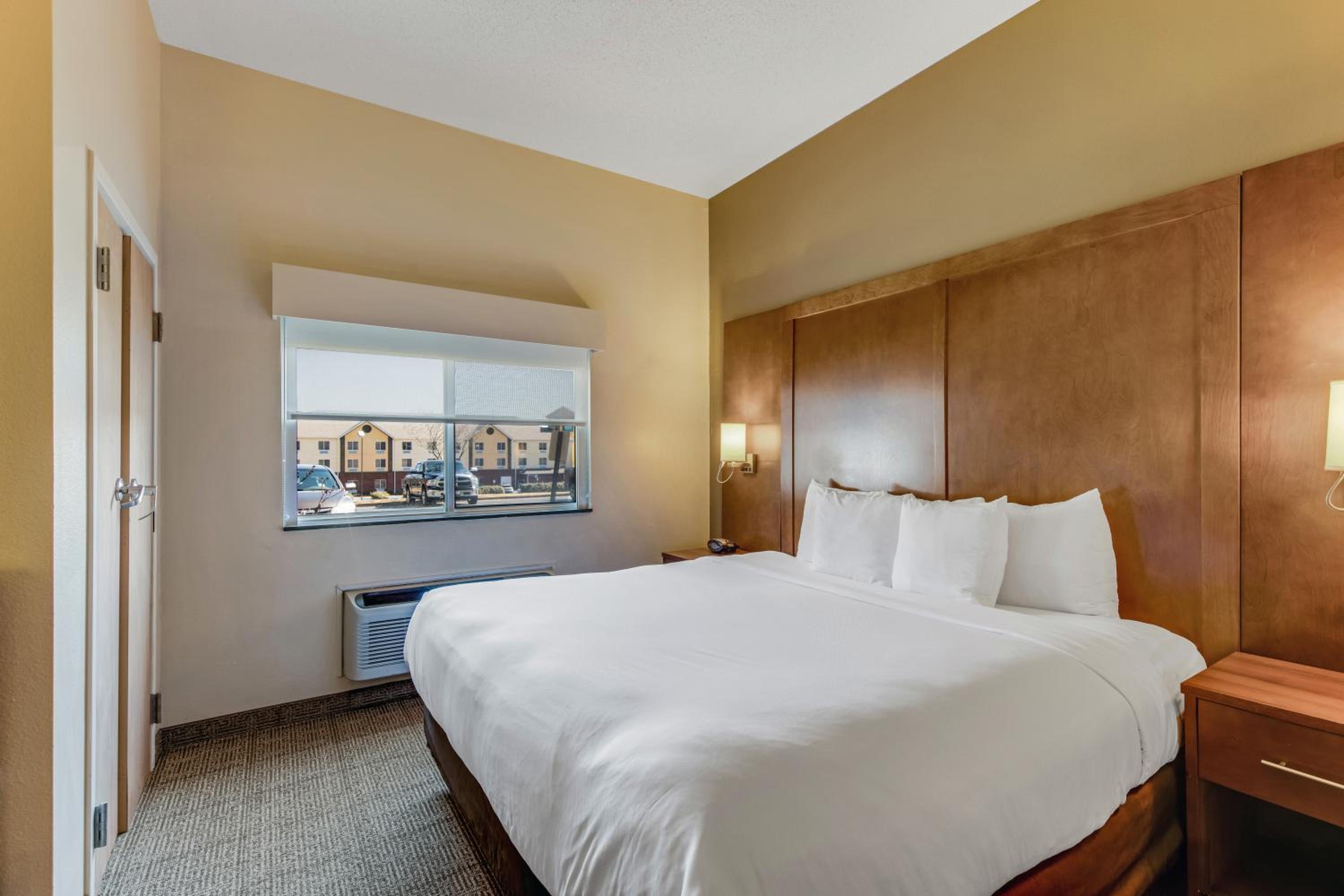 SUITE, KING BED, ACCESSIBLE