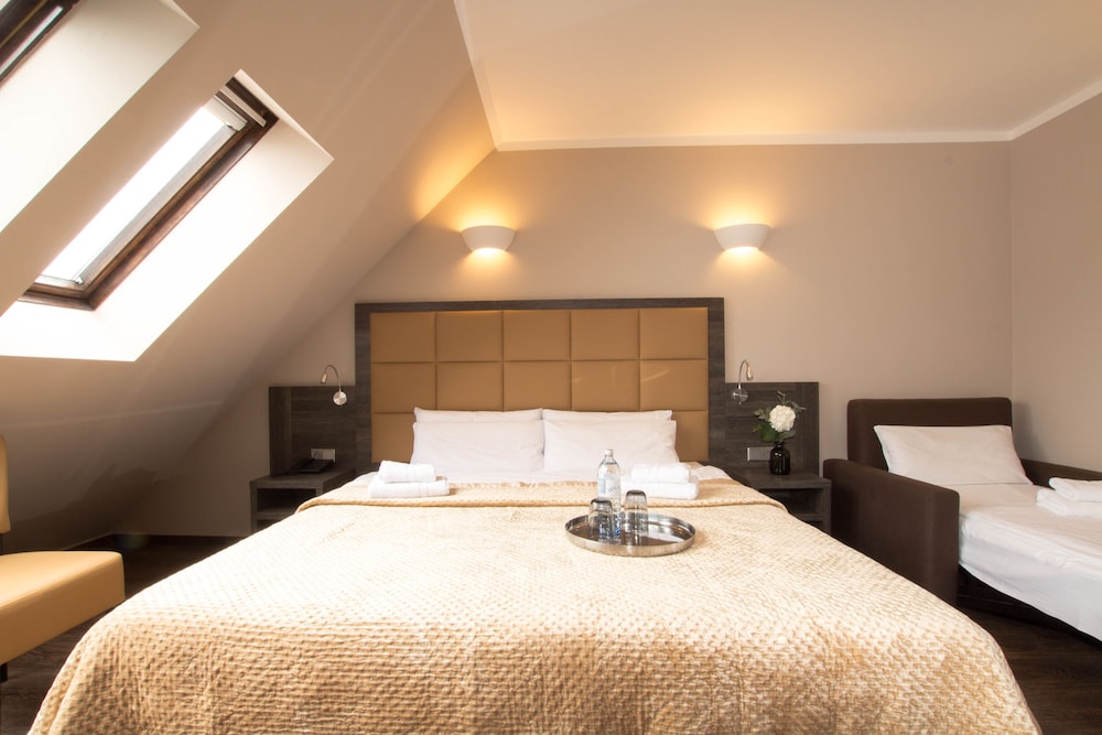 ROOM, TRIPLE