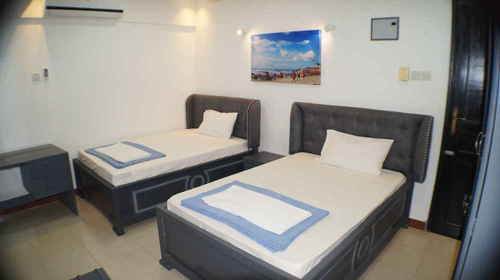 ROOM, TWIN BEDS
