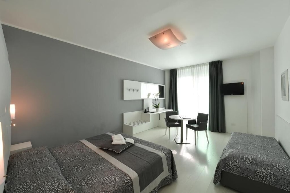 غرفة كومفورت تنفيذية رباعية بأربعة أسرّة بإطلالة على البحر، Hotel Europa Jesolo 2/4