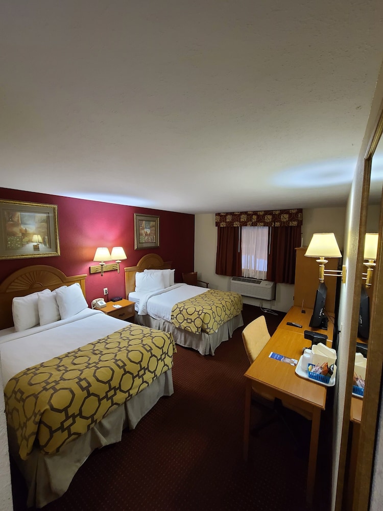 غرفة بسريرين مزدوجين يُسمح فيها بالحيوانات الأليفة، Baymont by Wyndham Perrysburg/Toledo 5/9