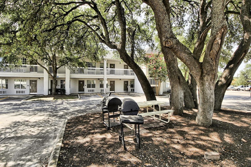 Studio 6 Extended Stay - San Antonio, TX - Medical Center 50/60