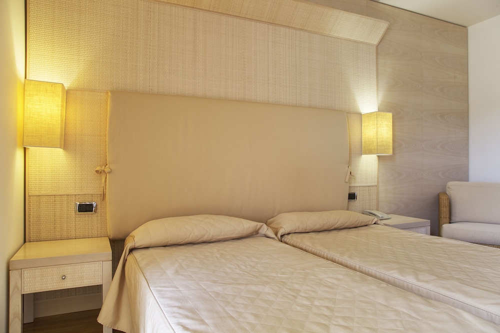 Hotel Mara 6/25