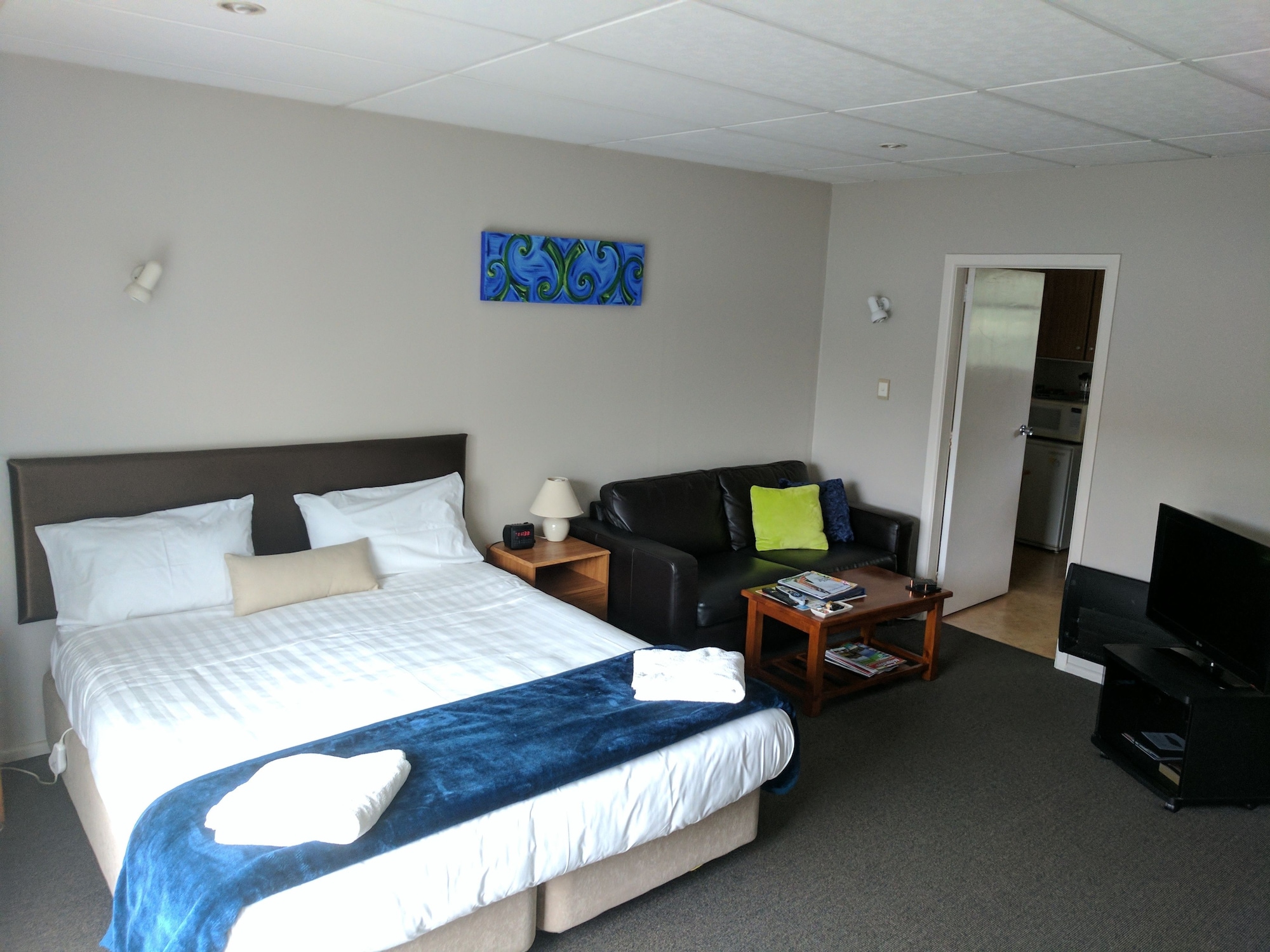 ROOM, KING BED