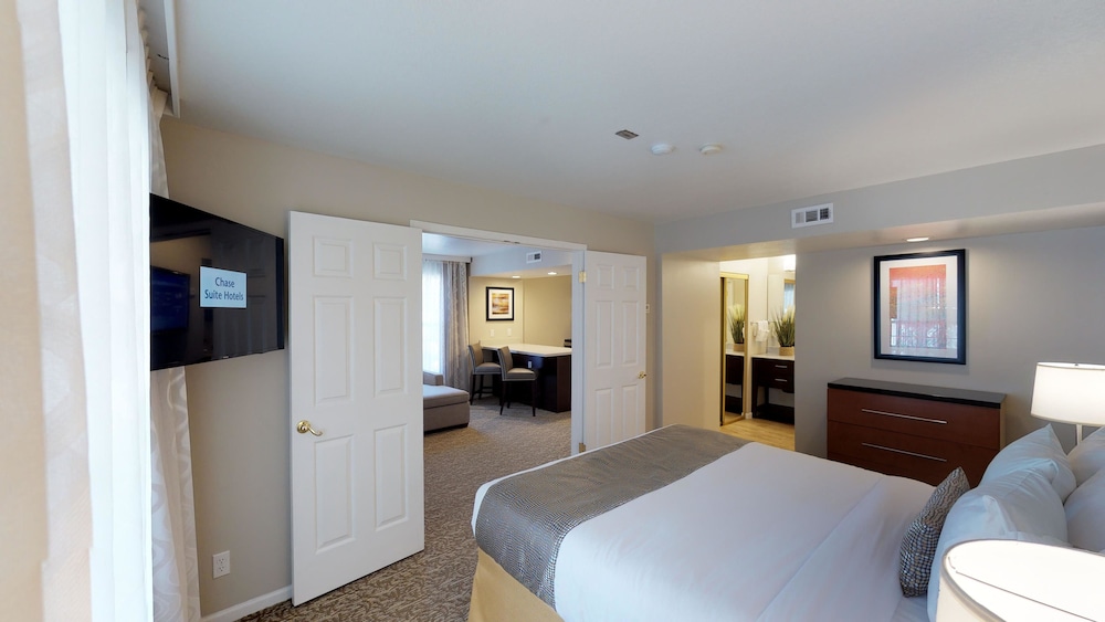 Chase Suite Hotel Newark 6/52