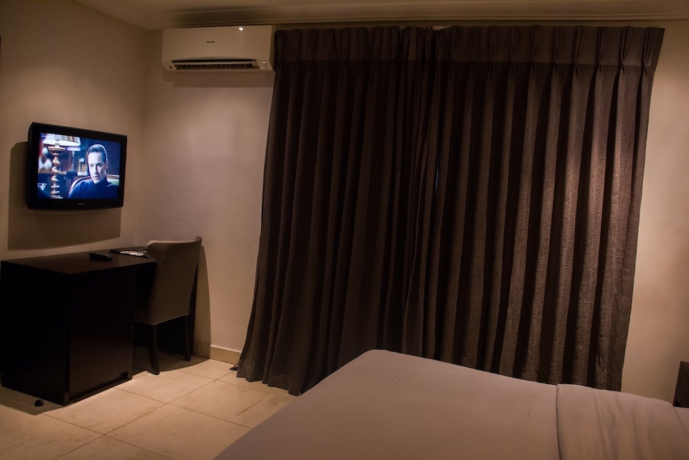 S S Hotels And Suites 4/48