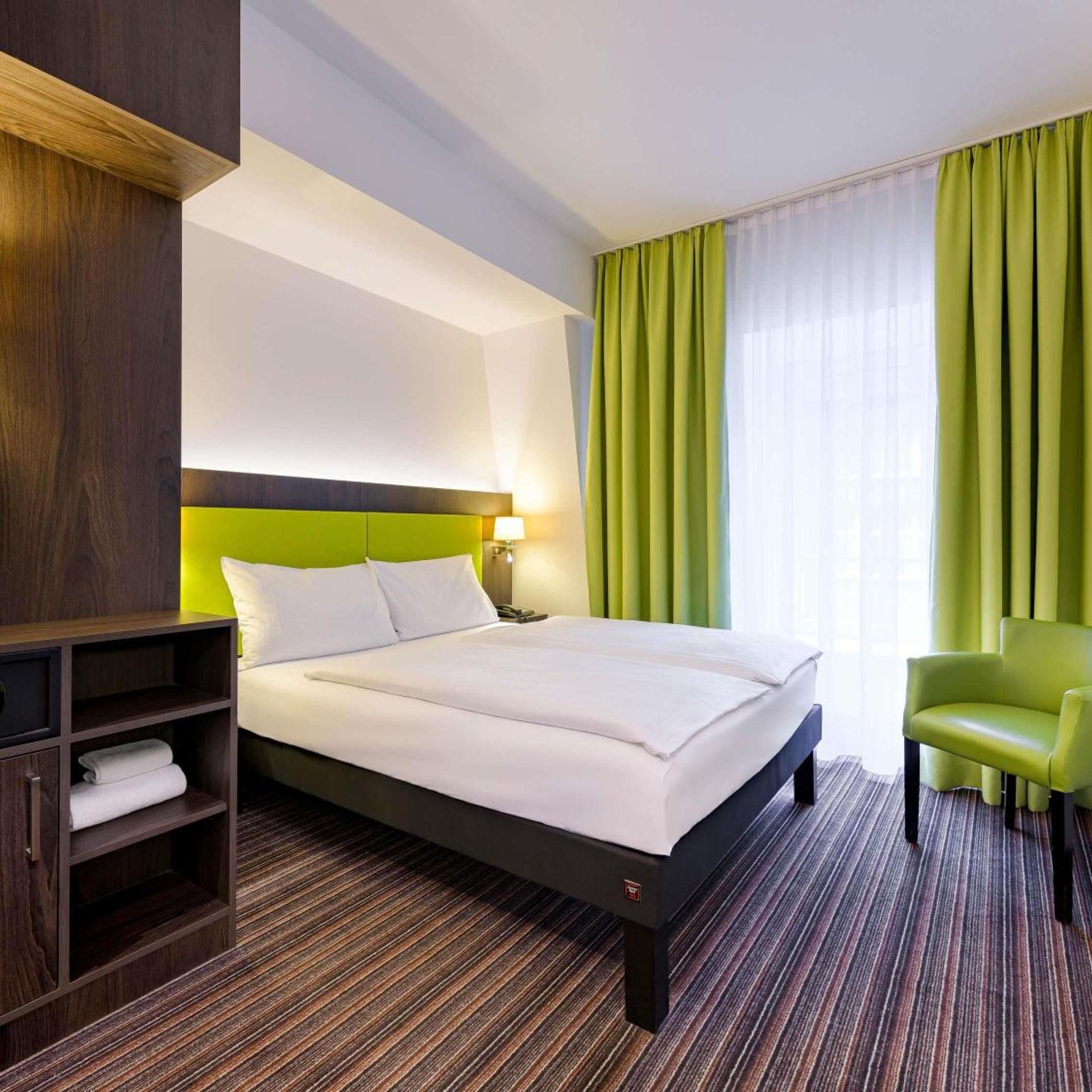غرفة بسرير مزدوج