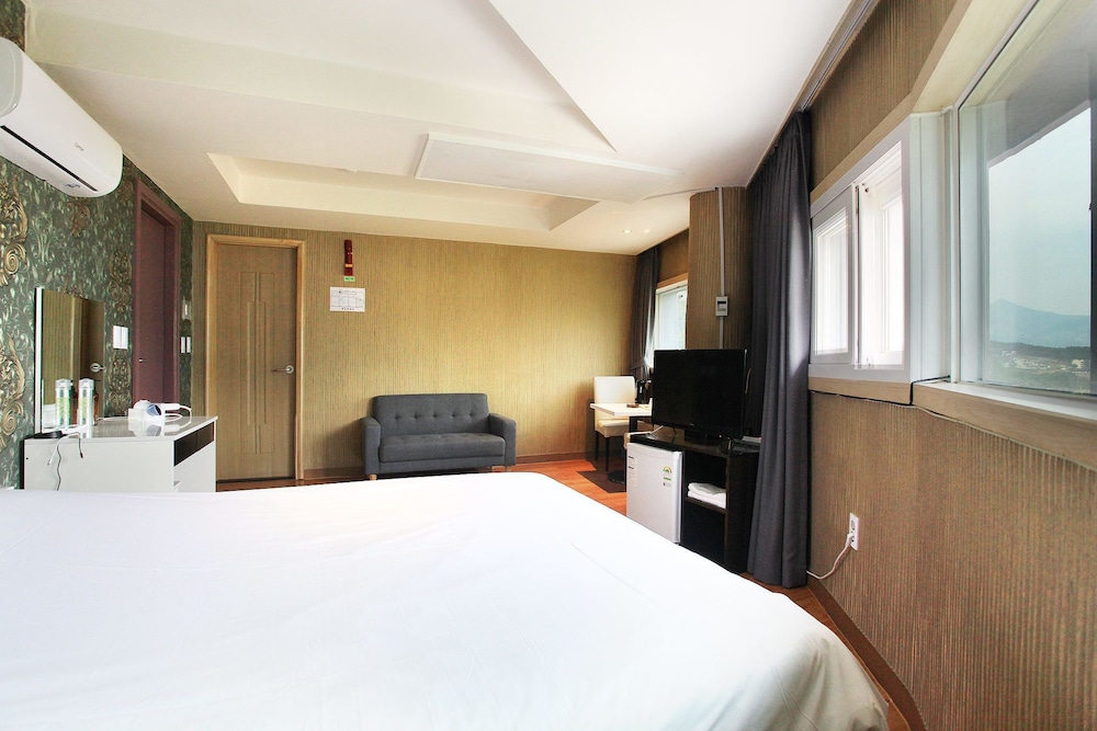 J Hotel 5/45