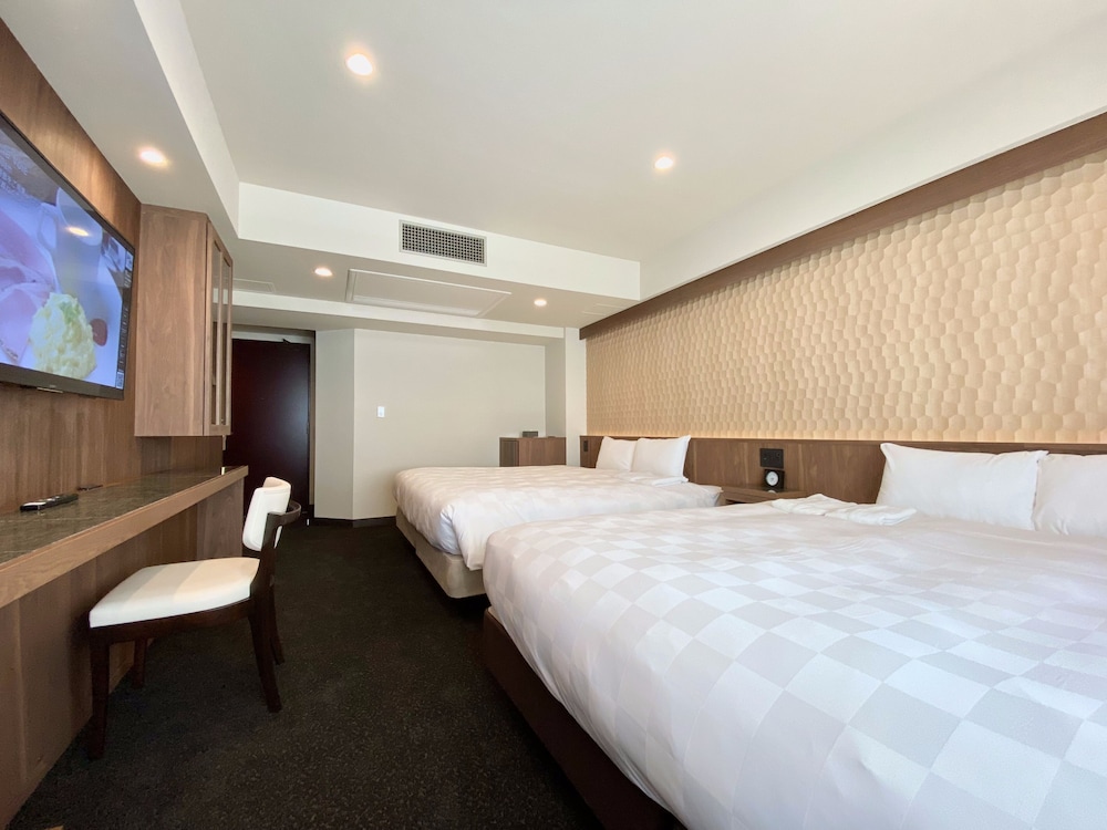 STANDARD, QUADRUPLE, 2 KING BEDS
