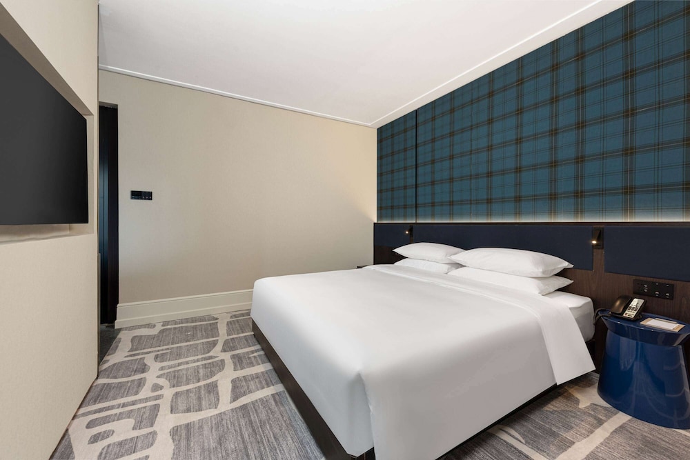 EXECUTIVE, SUITE, KING BED
