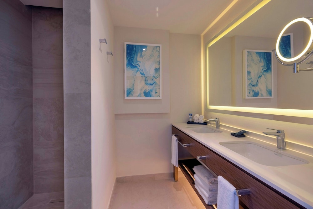 Diamond Club, Swim Out, Junior Suite, Luxury, King Bed, Ocean Front, Sofa، Royalton Grenada, an Autograph Collection All-Inclusive Resort 7/7