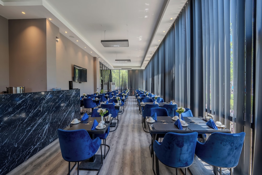 Marlen Hotel Bayrakli 43/48