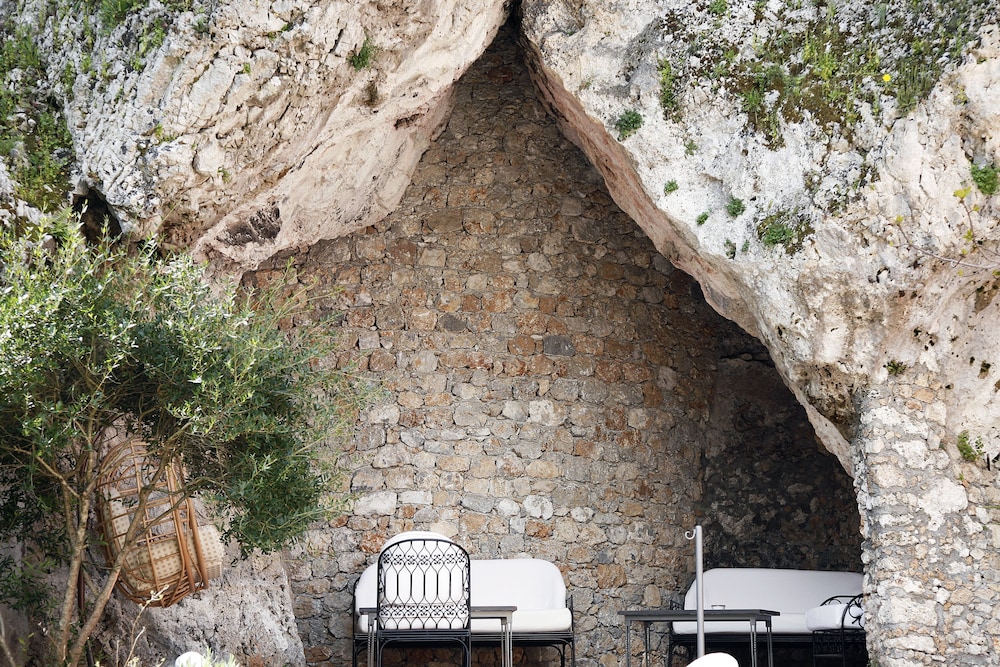 LA LOCANDA DELLE DONNE MONACHE 56/59